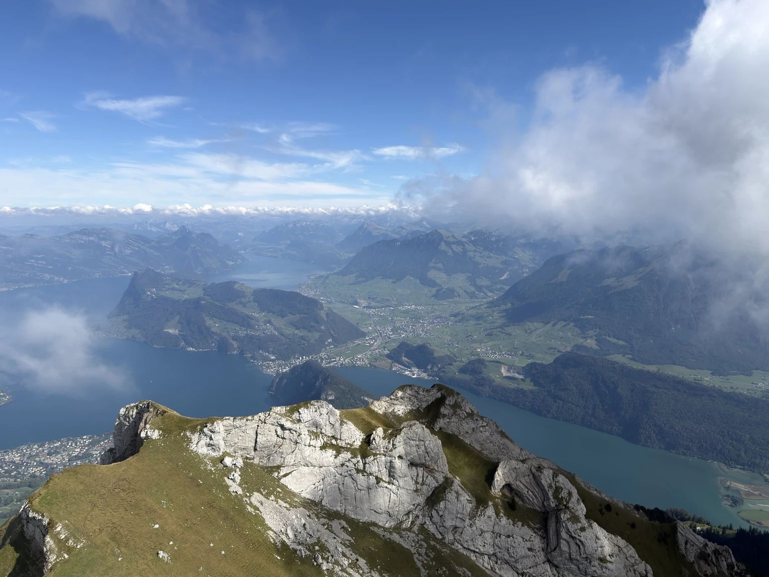 Blick vom Gipfel über die Schweizer Berglandschaft
