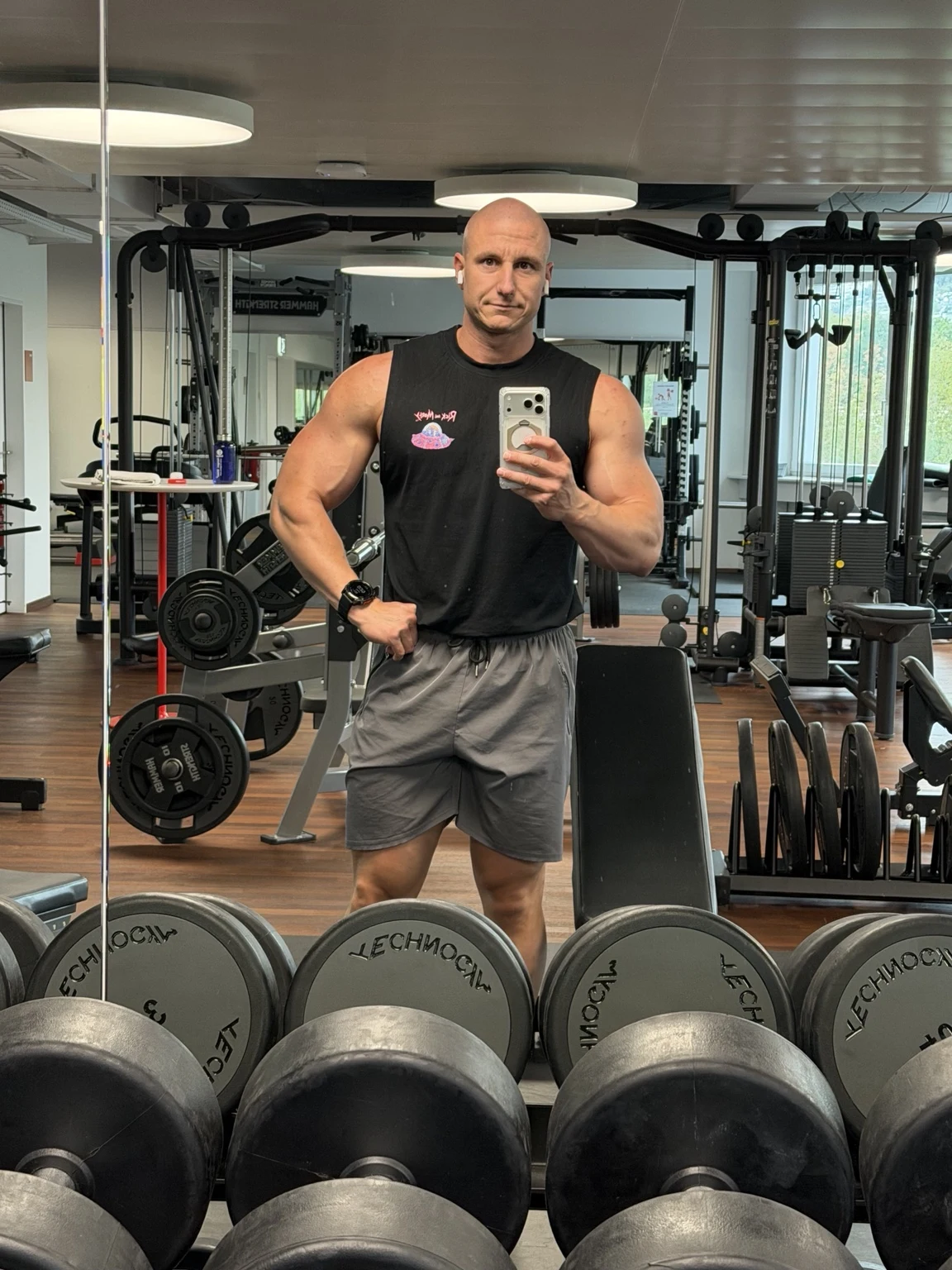 Matthias Wicki beim Krafttraining im Gym